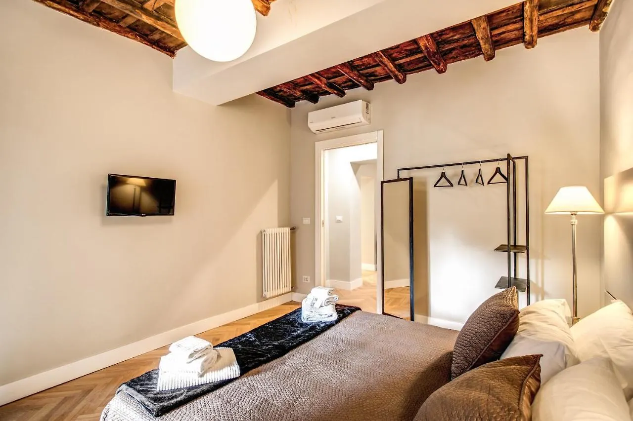 Trevi Fountain Superior 3 Bdr Apartment Roma 0*,  Italia